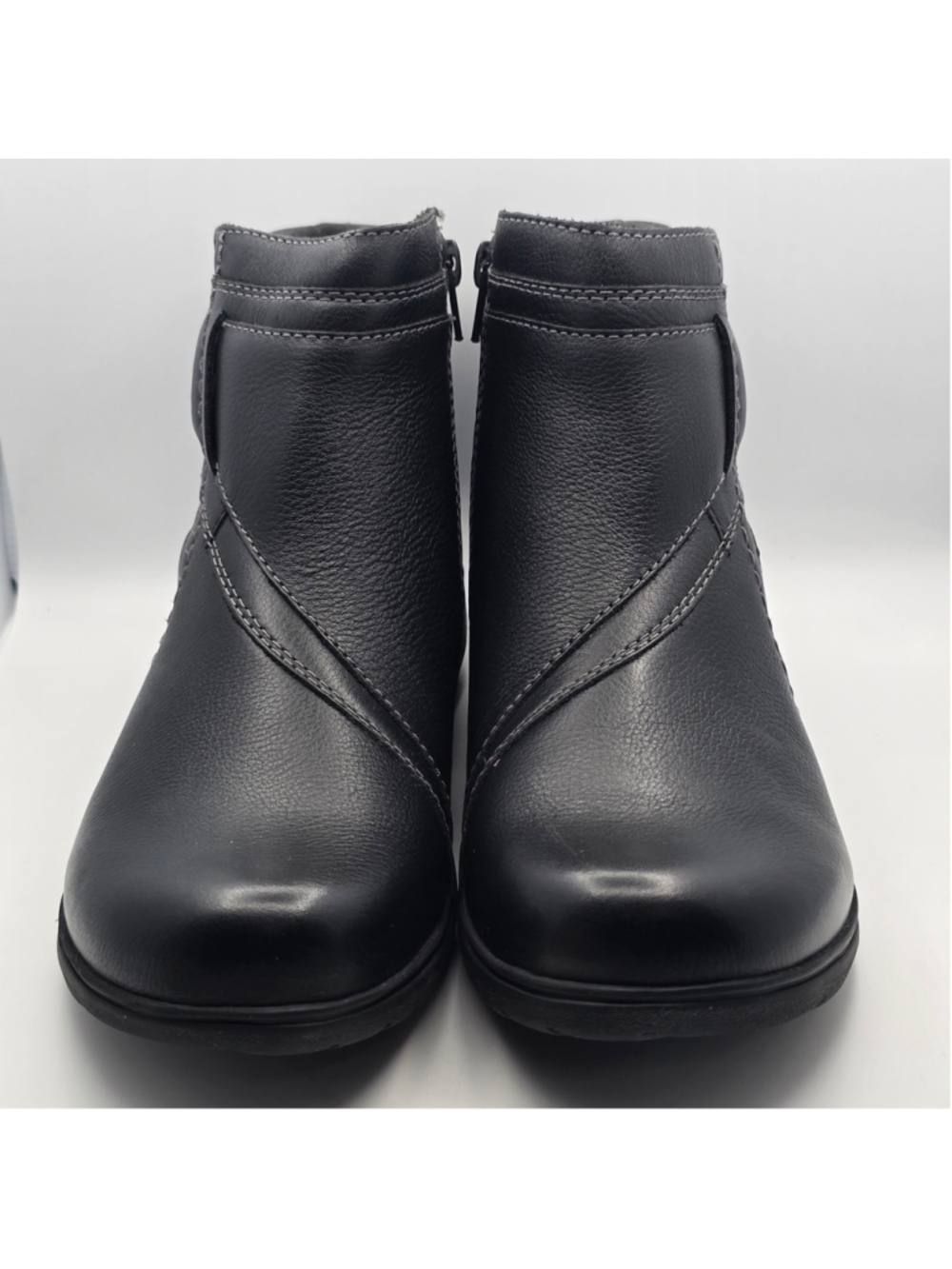 Women's Clarks Black Leather Ankle Booties Size 7.5 - Picture 2 of 10